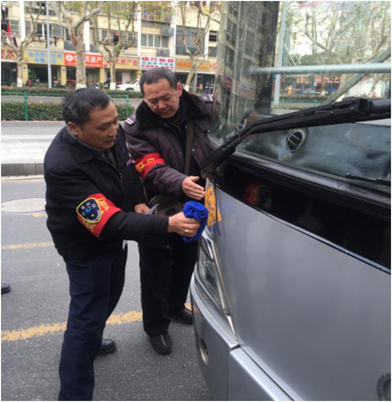 125路班組粘貼安全服務標志備戰(zhàn)春運.JPG 125路班組粘貼安全服務標志備戰(zhàn)春運.JPG