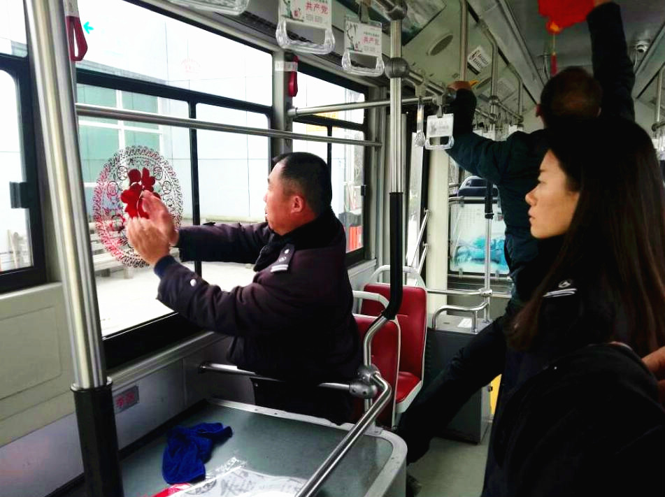 公交8路、25路給市民添年味2.JPG