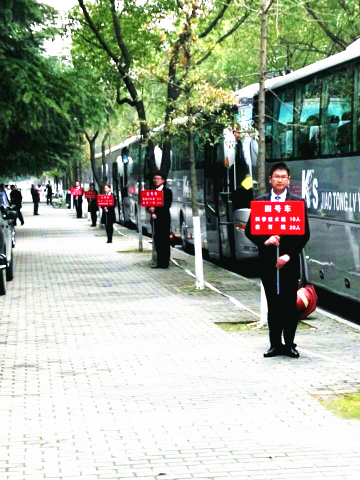 兩會(huì)第二日-公交保障_副本.jpg