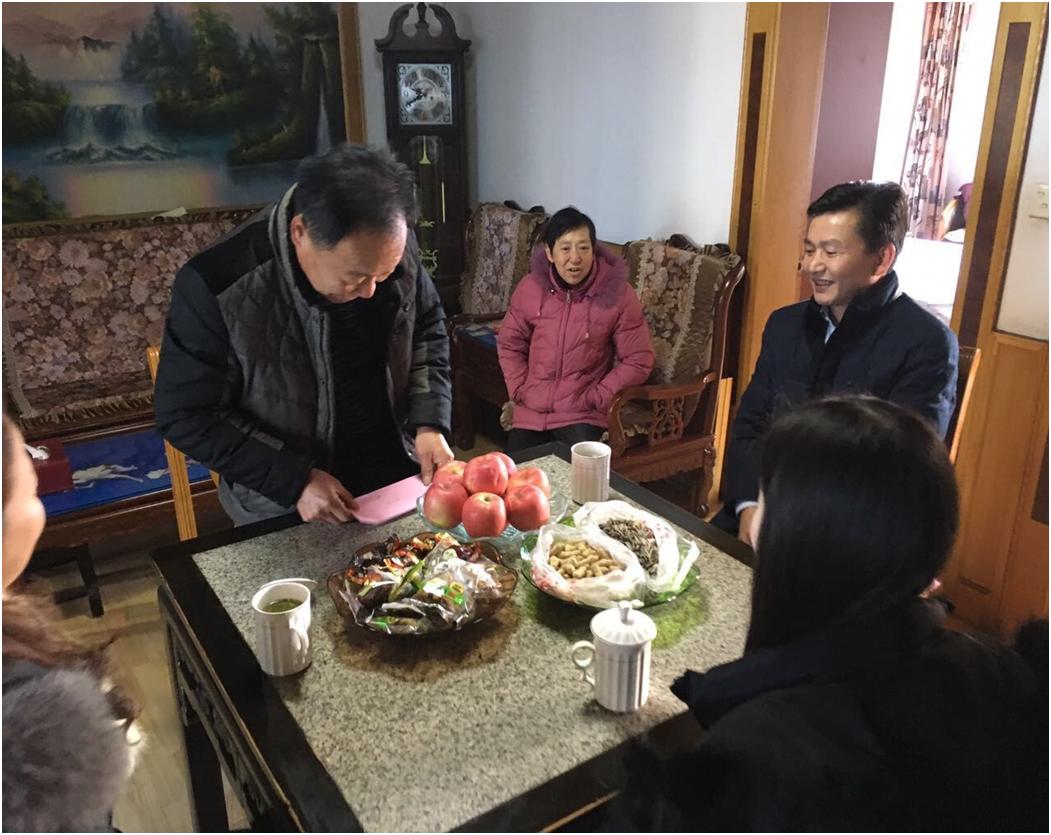 沈建忠董事長(zhǎng)慰問(wèn)困難黨員.JPG 沈建忠董事長(zhǎng)慰問(wèn)困難黨員.JPG