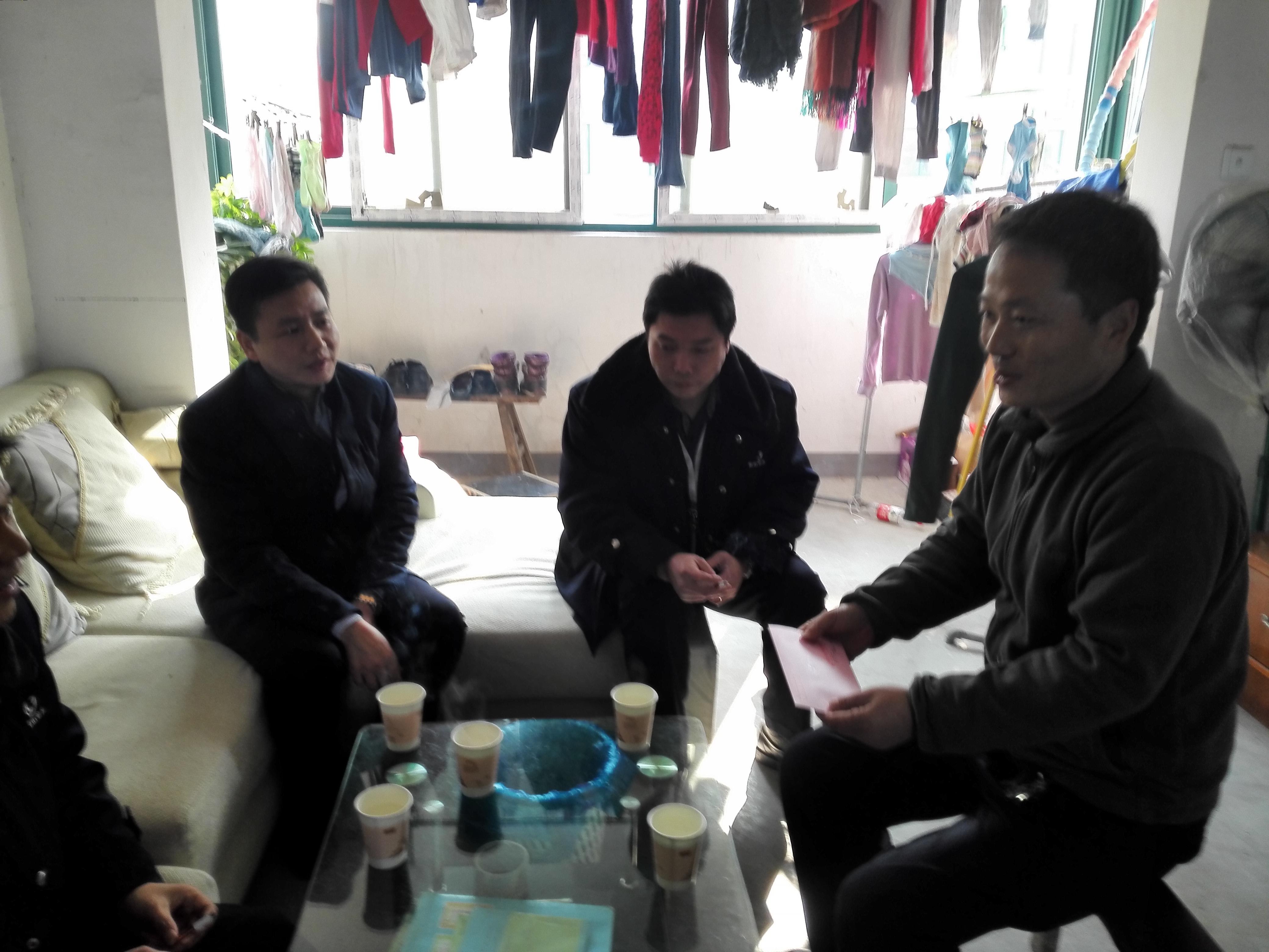 公司領導慰問困難職工3.JPG 公司領導慰問困難職工3.JPG