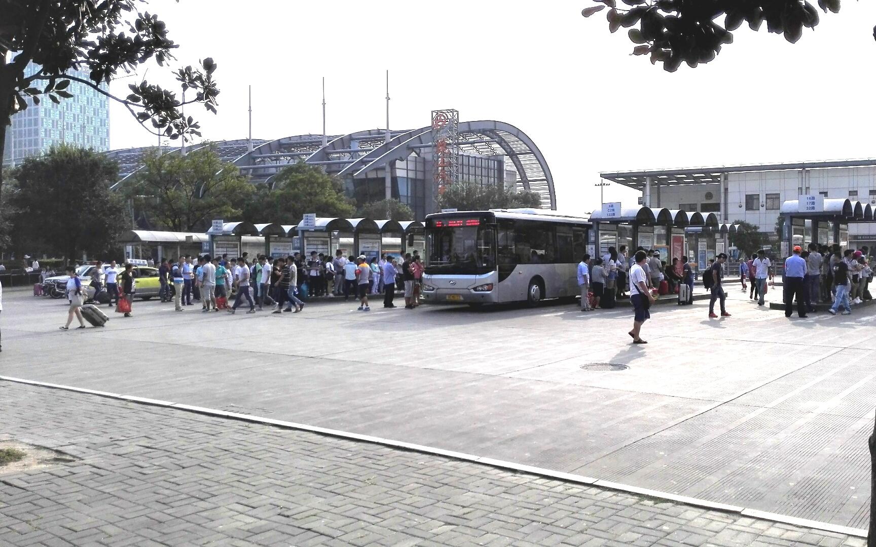公交五一小長假運送乘客約170萬人次.JPG 公交五一小長假運送乘客約170萬人次.JPG
