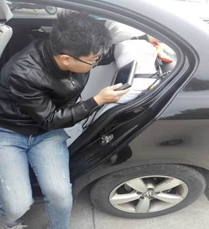 公交做好40輛電調(diào)車3G維護(hù).jpg 公交做好40輛電調(diào)車3G維護(hù).jpg