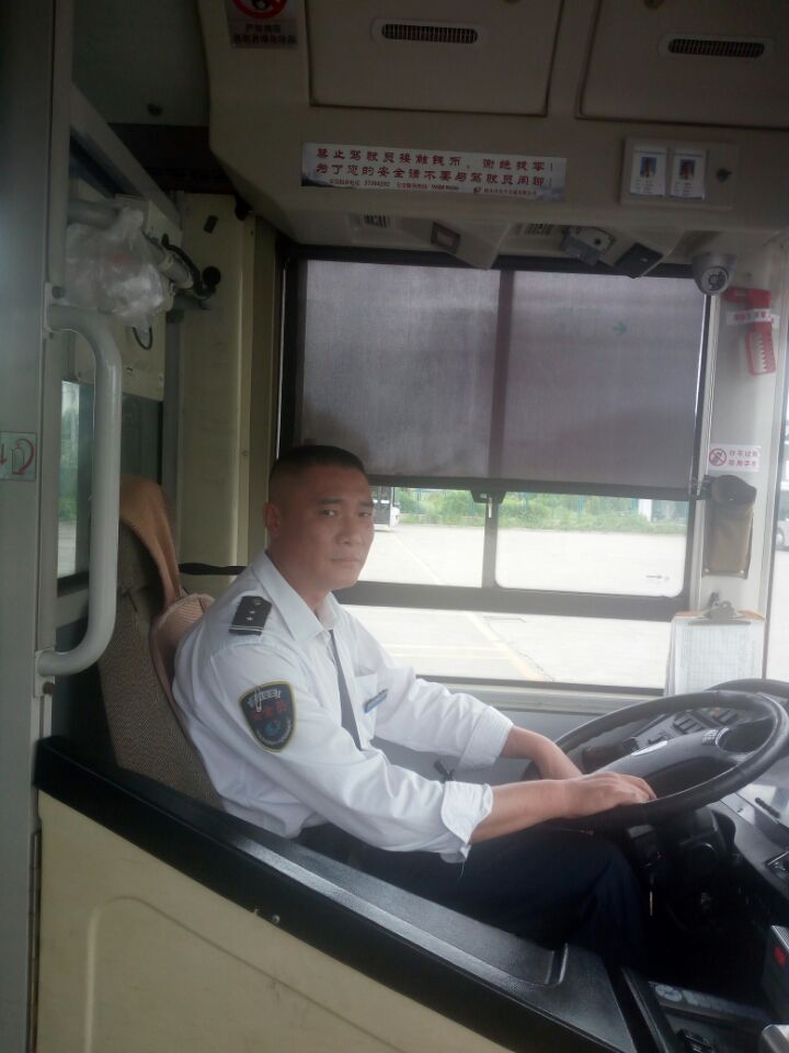 205路駕駛員李賓.jpg 205路駕駛員李賓.jpg