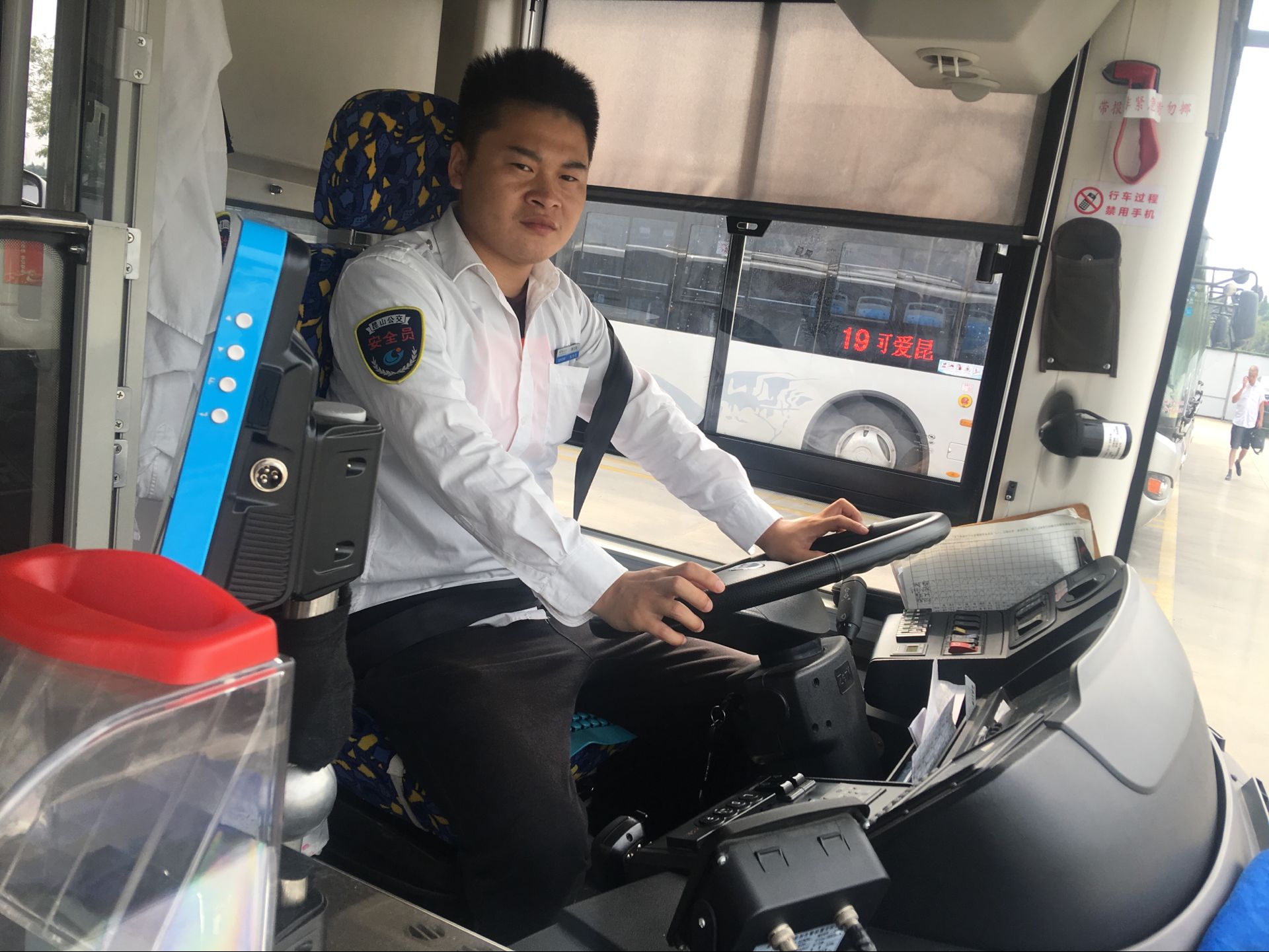 一分22路陸文強送乘客就醫(yī).jpg 一分22路陸文強送乘客就醫(yī).jpg