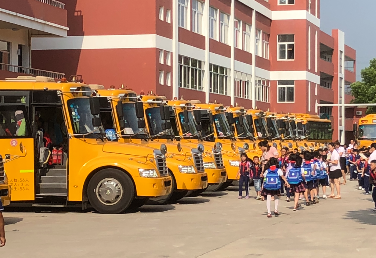 校車.png 校車.png