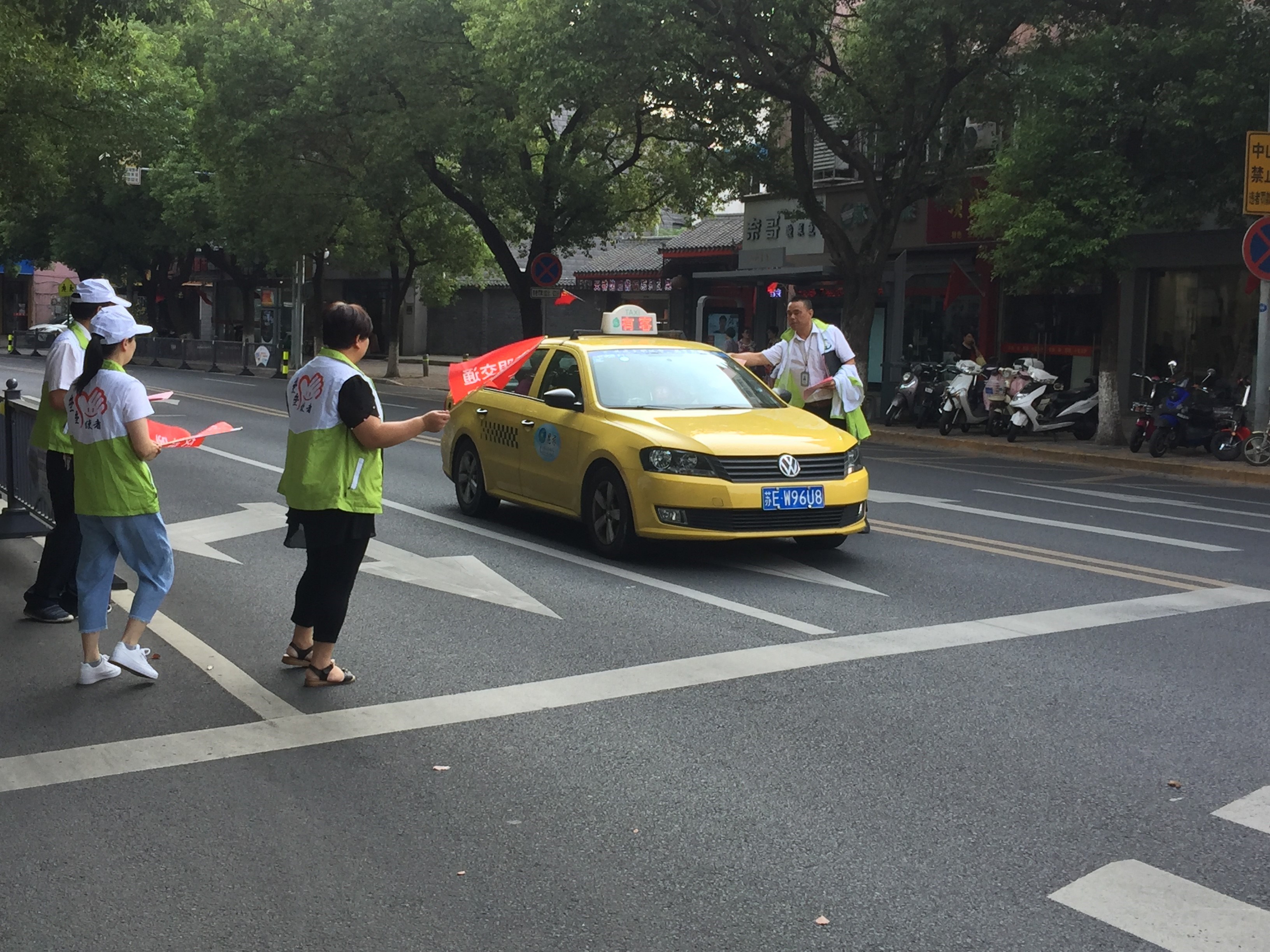 出租禮讓斑馬線志愿活動2.jpg 出租禮讓斑馬線志愿活動2.jpg