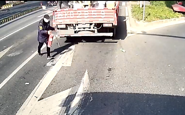 133路張紅軍救火監(jiān)控圖.png 133路張紅軍救火監(jiān)控圖.png