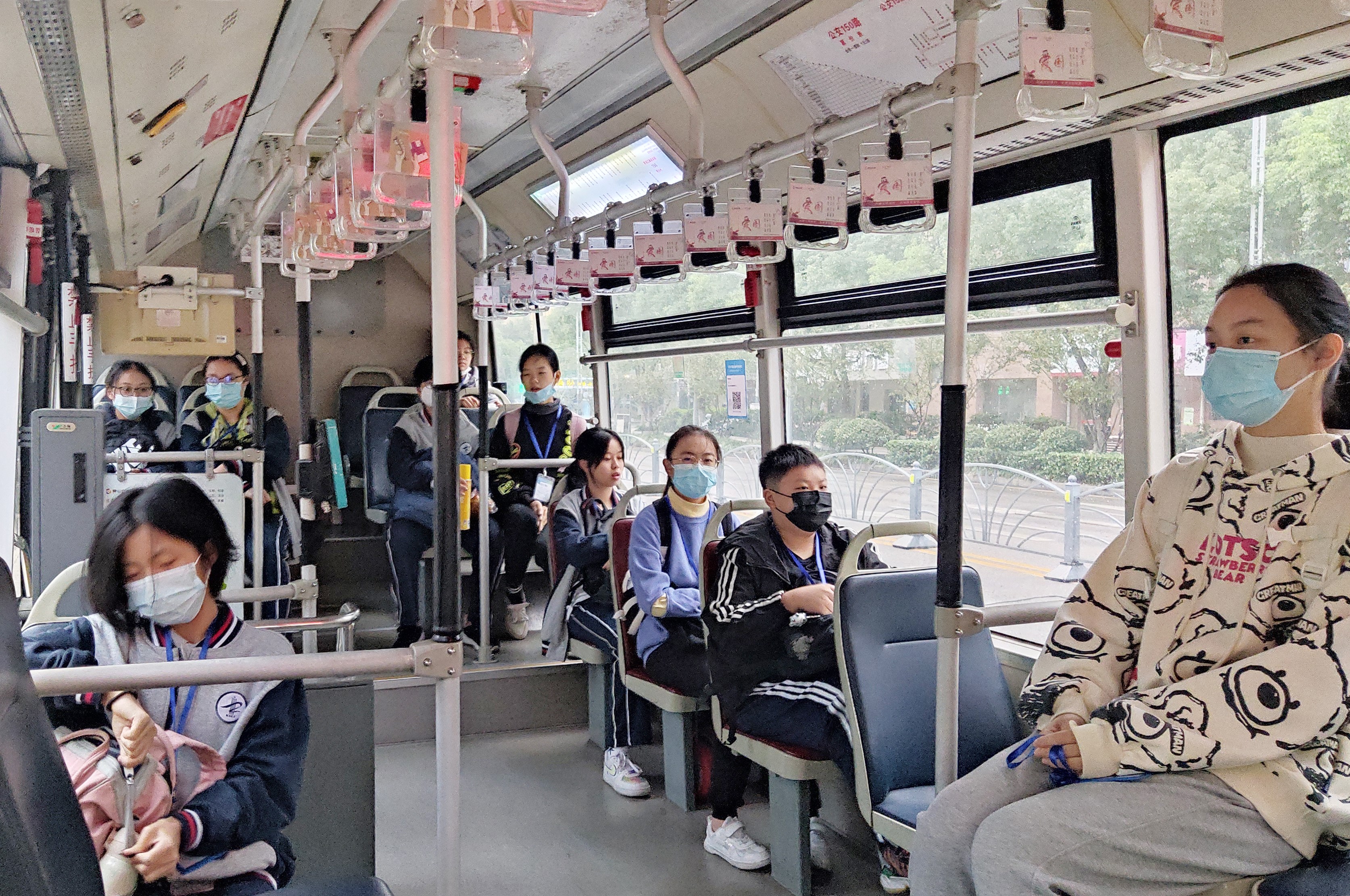 二中定制公交開通1.jpg 二中定制公交開通1.jpg